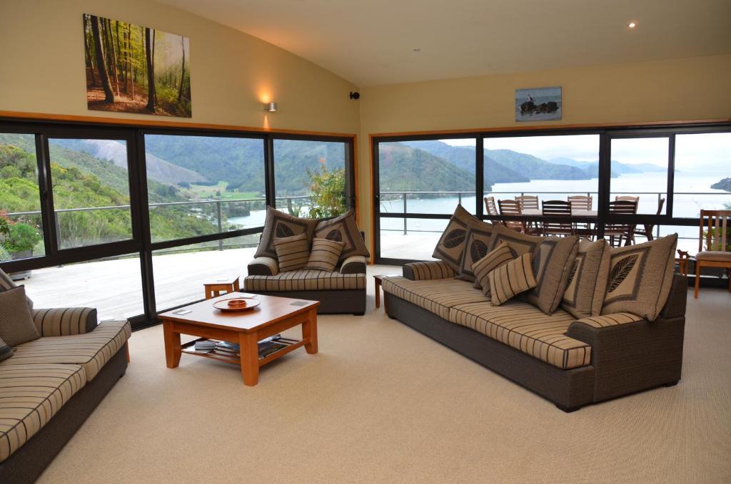 Okiwa Bay Lodge Picton Bagian luar foto